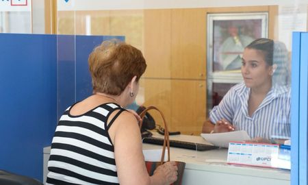 Desde marzo, el Iapos implementa una compensación inédita que garantiza que jubilados y pensionados provinciales no superen ese tope en gastos de medicamentos. Desde marzo, el Iapos implementa una compensación inédita que garantiza que jubilados y pensionados provinciales no superen ese tope en gastos de medicamentos.