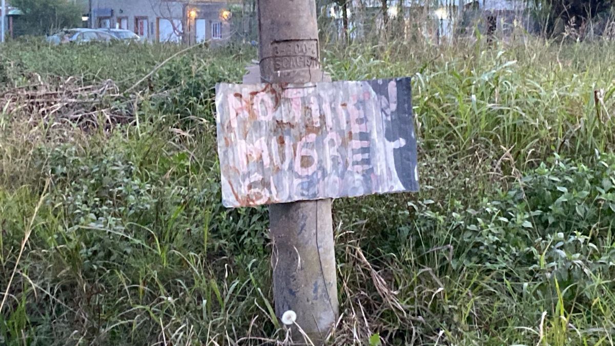 Un cartel que no alcanza. Un cartel que no alcanza.