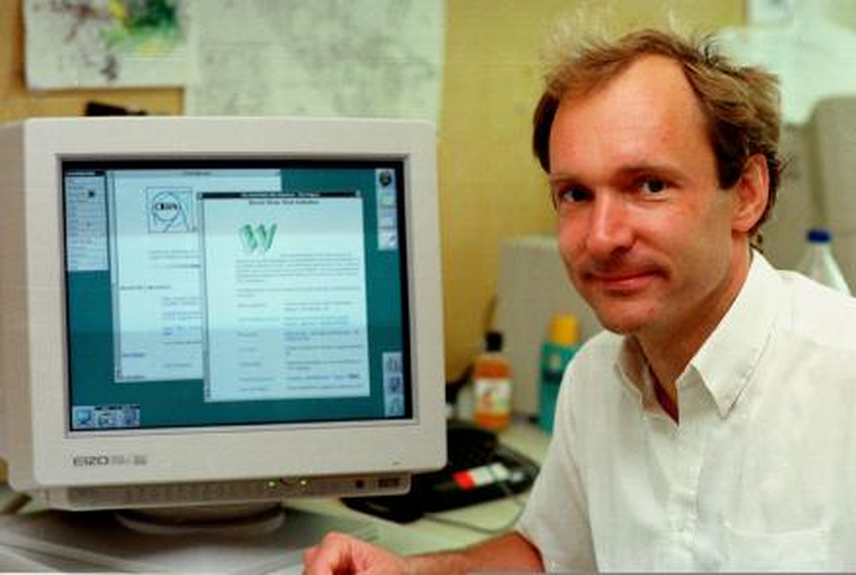 Entre 1989 y 1990, Berners-Lee trabajó por la creación de la Web en el CERN de Suiza.