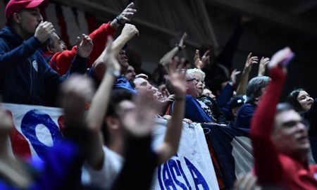 Desde el inicio, los hinchas sanlorencistas insultaron a los directivos y a los jugadores. Desde el inicio, los hinchas sanlorencistas insultaron a los directivos y a los jugadores.