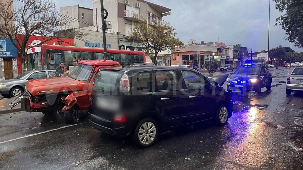 El inusual accidente dejó un vehículo con la parte delantera completamente destruida.