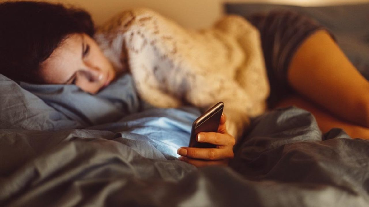 Estudios muestran que dormir tarde podría aumentar el riesgo de sufrir obesidad