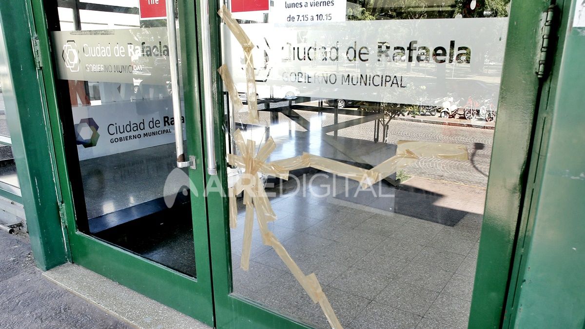 El frente de la Municipalidad de Rafaela también fue blanco de los incidentes.