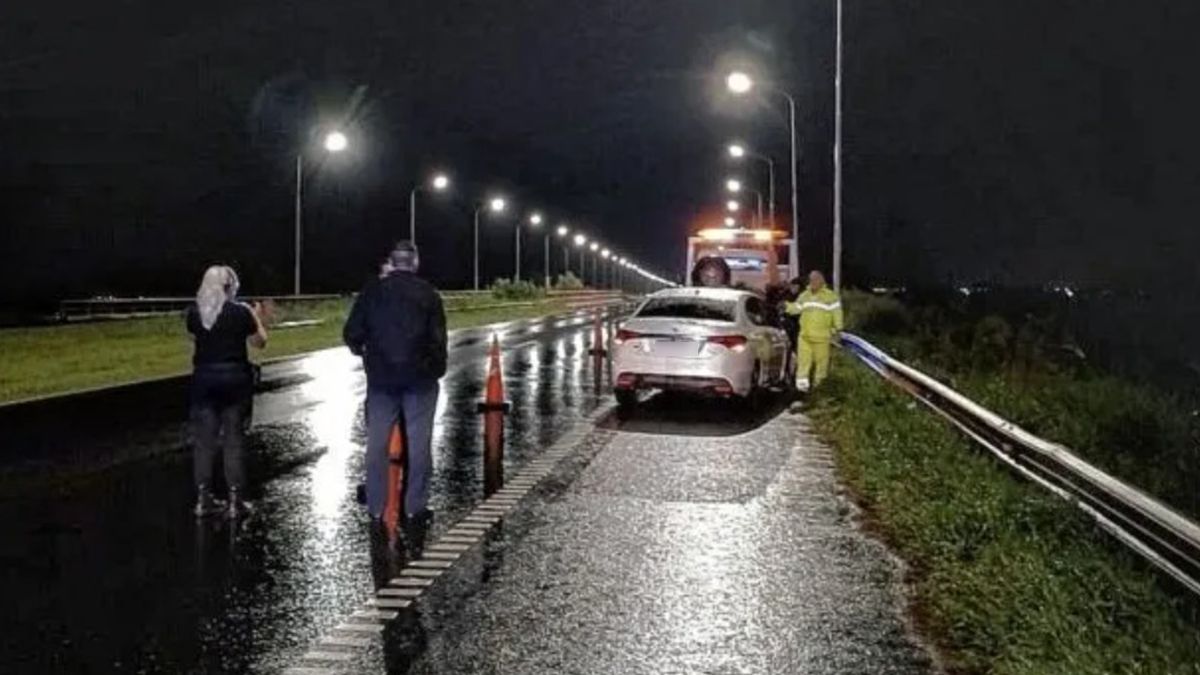 El C4 en el que iba la familia que chocó contra la piedra que pusieron los ladrones.&nbsp;