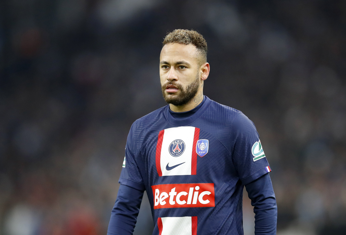 Neymar tiene contrato con el PSG hasta el año 2027.
