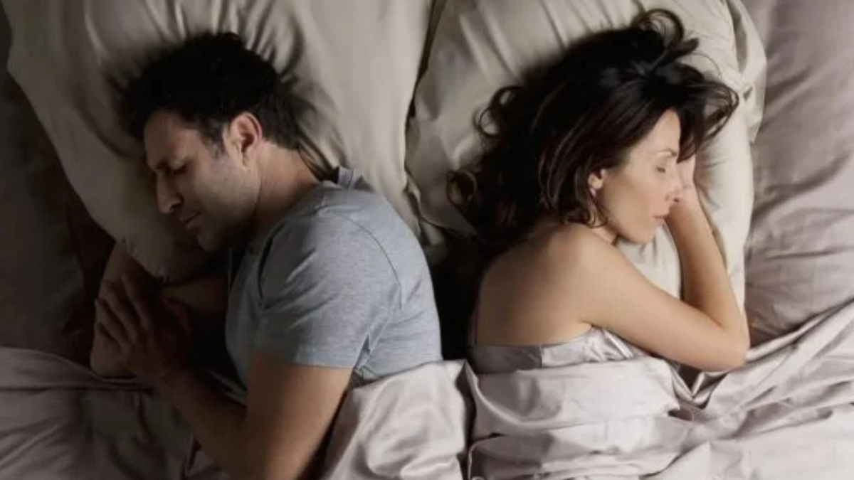 La postura al dormir revela la dinámica de confianza en la pareja.