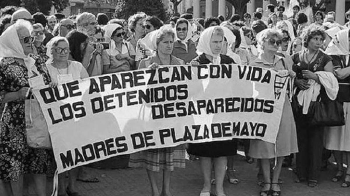 Kreig indica que los pañuelos blancos fueron fundamentales en la historia del movimiento de mujeres. Kreig indica que los pañuelos blancos fueron fundamentales en la historia del movimiento de mujeres.