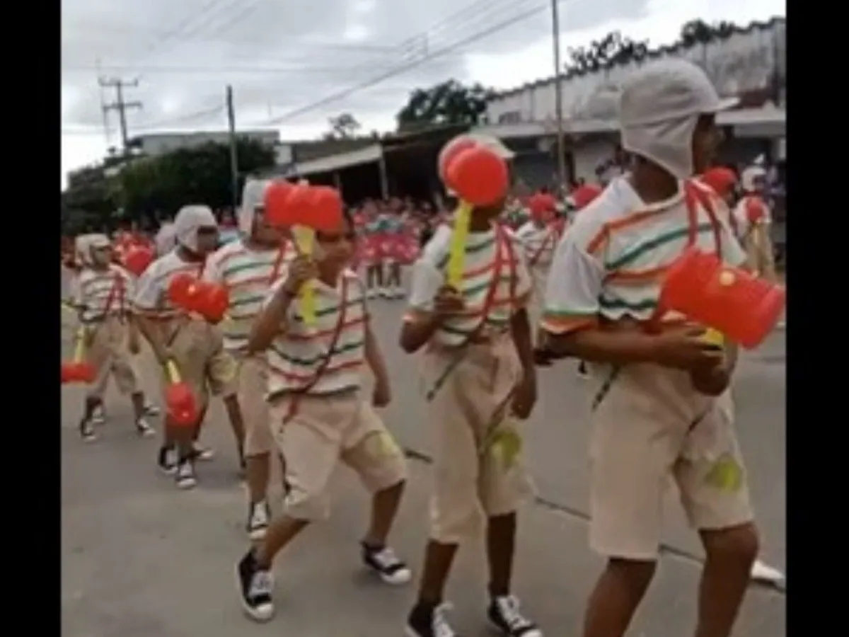 Este grupo de estudiantes se hizo viral en redes sociales tras ser protagonistas en el desfile caracterizados de los personajes del Chavo del 8.