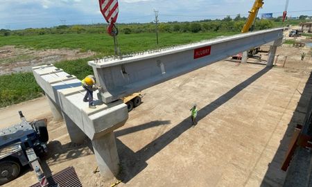 Al mediodía de este jueves se colocó la primera viga en el nuevo Puente Carretero Santa Fe- Santo Tomé y por la tarde se colocarán dos más. Al mediodía de este jueves se colocó la primera viga en el nuevo Puente Carretero Santa Fe- Santo Tomé y por la tarde se colocarán dos más.