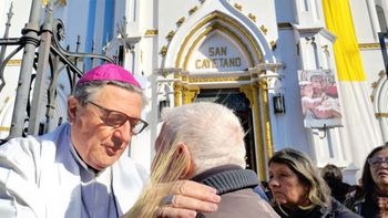 Como todos los años, los fieles de la liturgia católica se acercan a la iglesia San Cayetano de Rosario, ubicada en calle Buenos Aires al 2100, para rezarle a su figura.