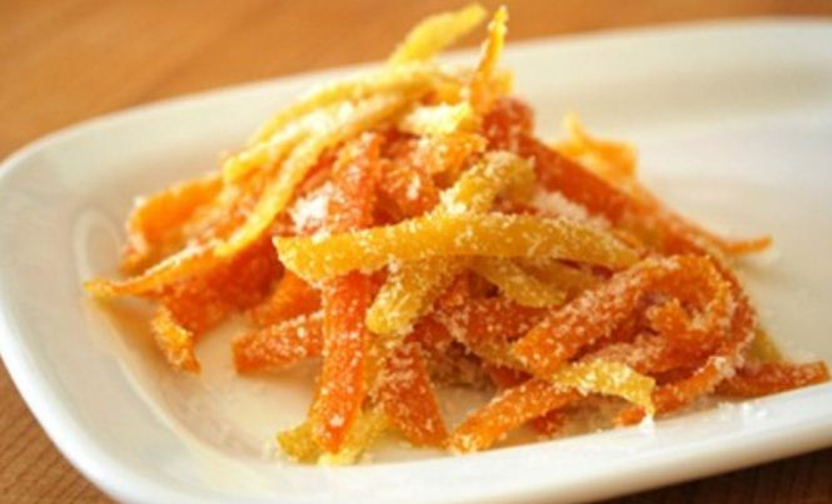 Las cáscaras de naranja confitadas aportan mucho color y personalidad a cualquier postre.