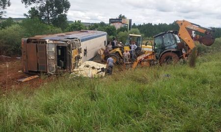 Murieron 7 personas tras el choque de un colectivo que trasladaba a 50 trabajadores en Misiones. Murieron 7 personas tras el choque de un colectivo que trasladaba a 50 trabajadores en Misiones.
