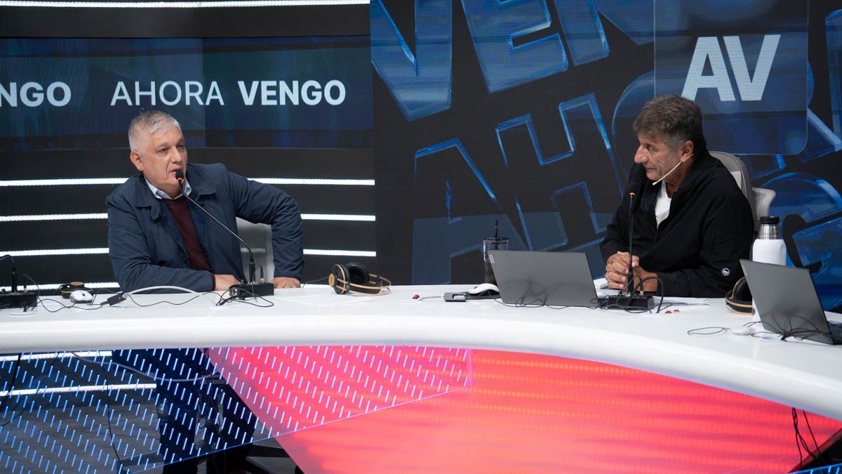 El intendente también destacó la obra de una nueva planta potabilizadora para el barrio Adelina Oeste, donde actualmente el agua proviene de perforaciones y no cumple con los estándares de potabilidad. El intendente también destacó la obra de una nueva planta potabilizadora para el barrio Adelina Oeste, donde actualmente el agua proviene de perforaciones y no cumple con los estándares de potabilidad.