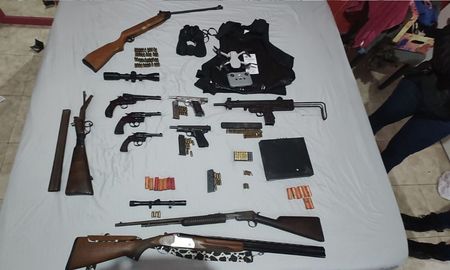Un operativo conjunto de la Policía de Investigaciones (PDI) y las Tropas de Operaciones Especiales (TOE) de Santa Fe permitió el secuestro de un importante arsenal en Frontera. Un operativo conjunto de la Policía de Investigaciones (PDI) y las Tropas de Operaciones Especiales (TOE) de Santa Fe permitió el secuestro de un importante arsenal en Frontera.