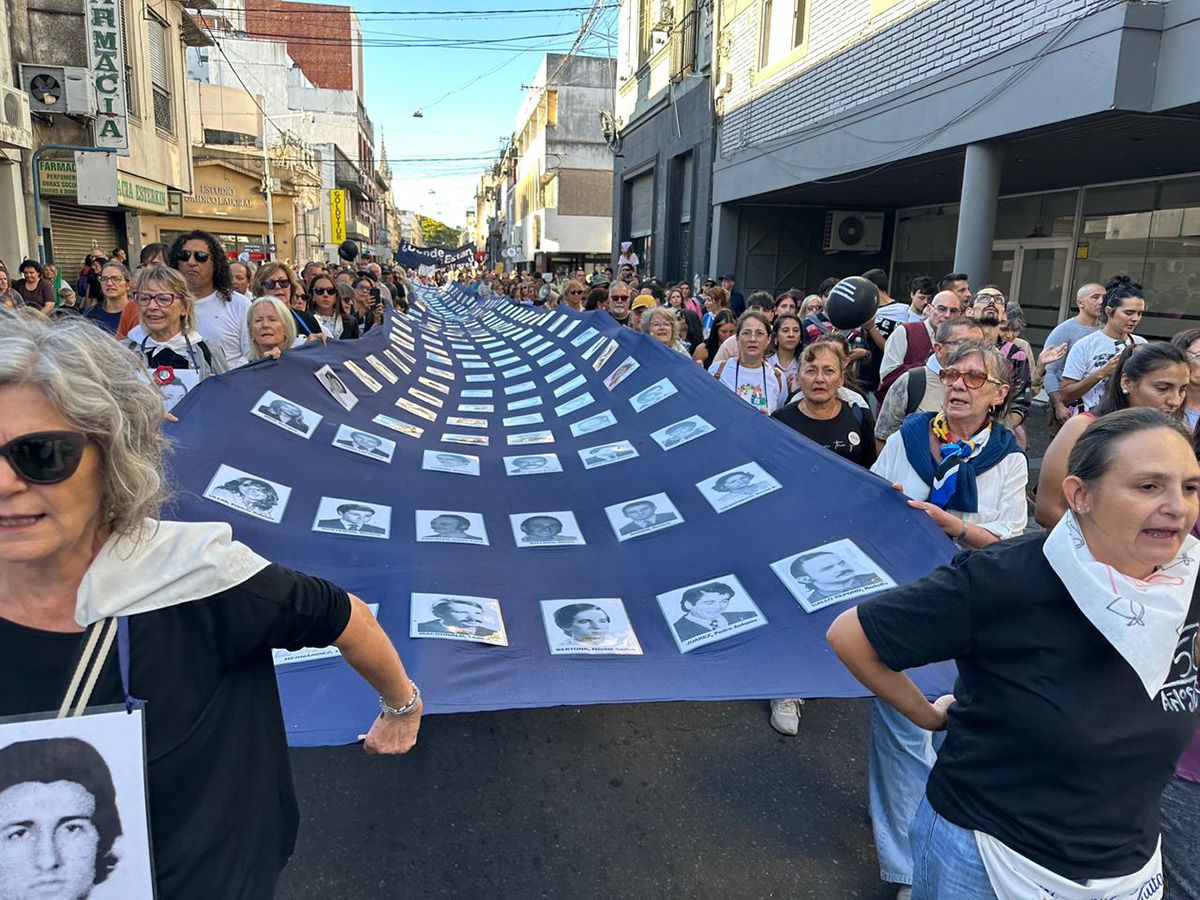 Día Nacional de la Memoria por la Verdad y la Justicia 2/3| La movilización comenzó en la Plaza del Soldado, en la ciudad de Santa Fe, y culminó en la Plaza de Mayo, donde se llevó a cabo el acto central Día Nacional de la Memoria por la Verdad y la Justicia 2/3| La movilización comenzó en la Plaza del Soldado, en la ciudad de Santa Fe, y culminó en la Plaza de Mayo, donde se llevó a cabo el acto central