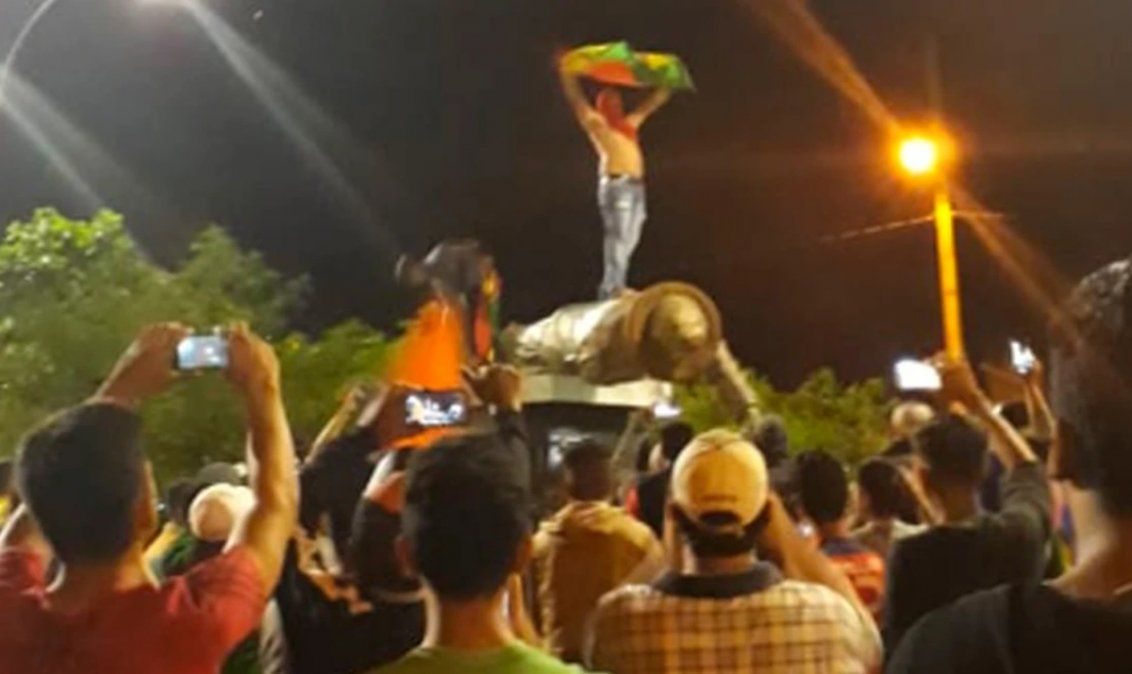 Manifestantes en Bolivia derribaron una estatua de Hugo Chávez, tras el descontento electoral