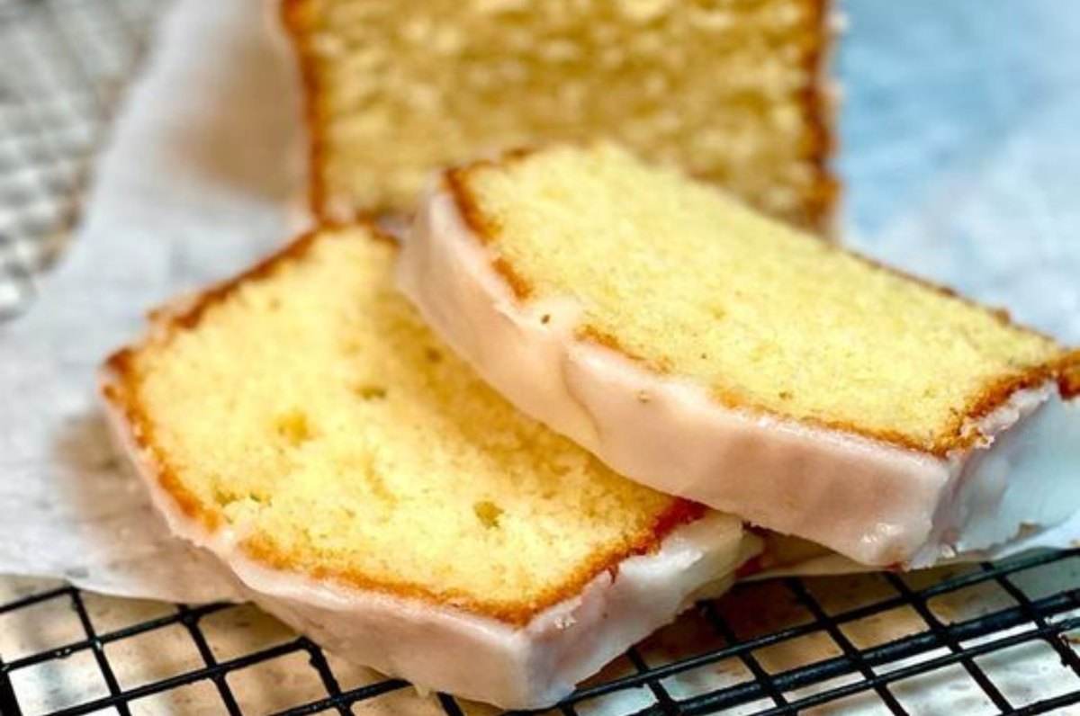 El budín de limón y yogur es uno de los postres más deliciosos y frescos. El budín de limón y yogur es uno de los postres más deliciosos y frescos.