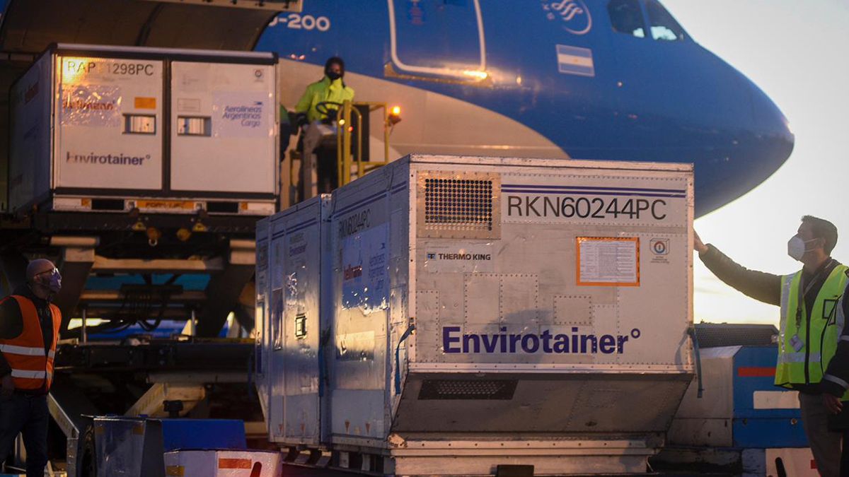 Se trata de sendos cargamentos que arribaron ayer al Aeropuerto Internacional de Ezeiza desde Moscú y Beijing. En cuanto a la Sputnik V