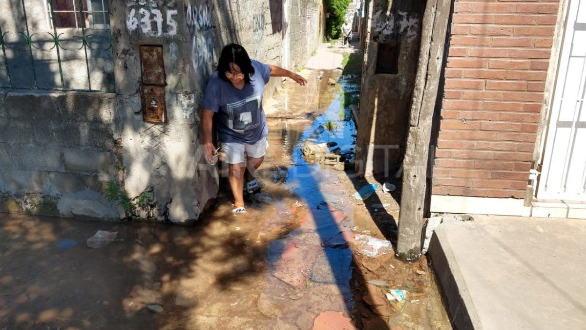 Los vecinos hicieron los reclamos correspondientes a Aguas Santafesinas pero nadie les dio una solución.