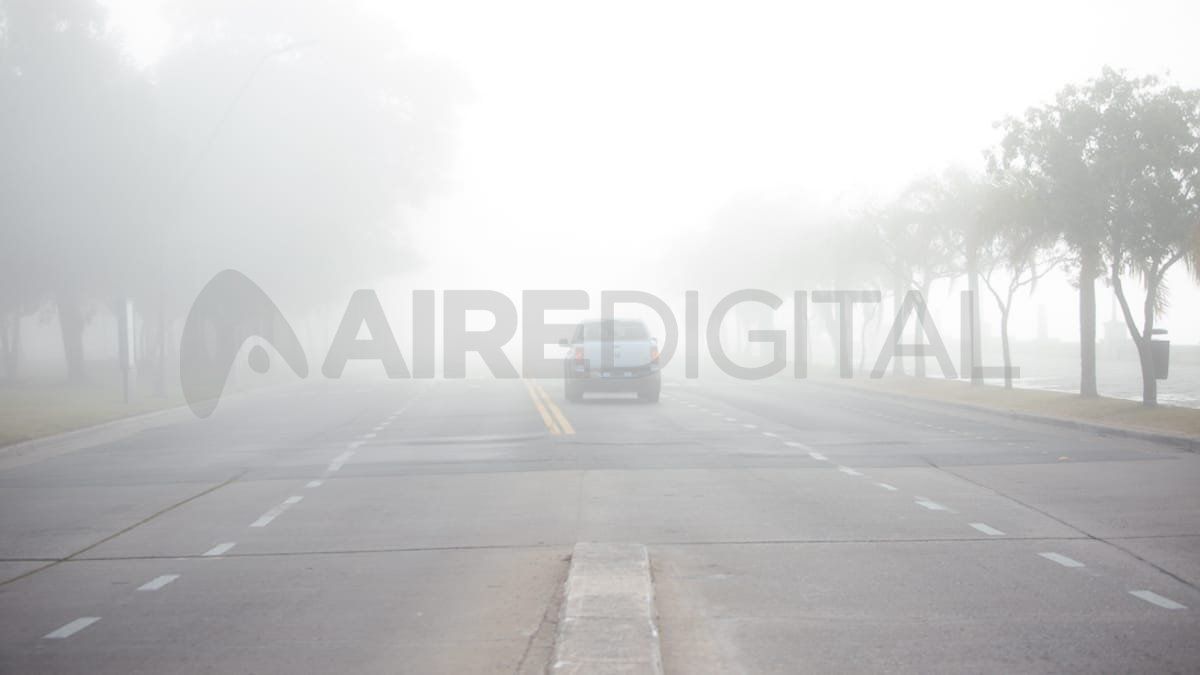 La costanera de Santa Fe con niebla este martes.