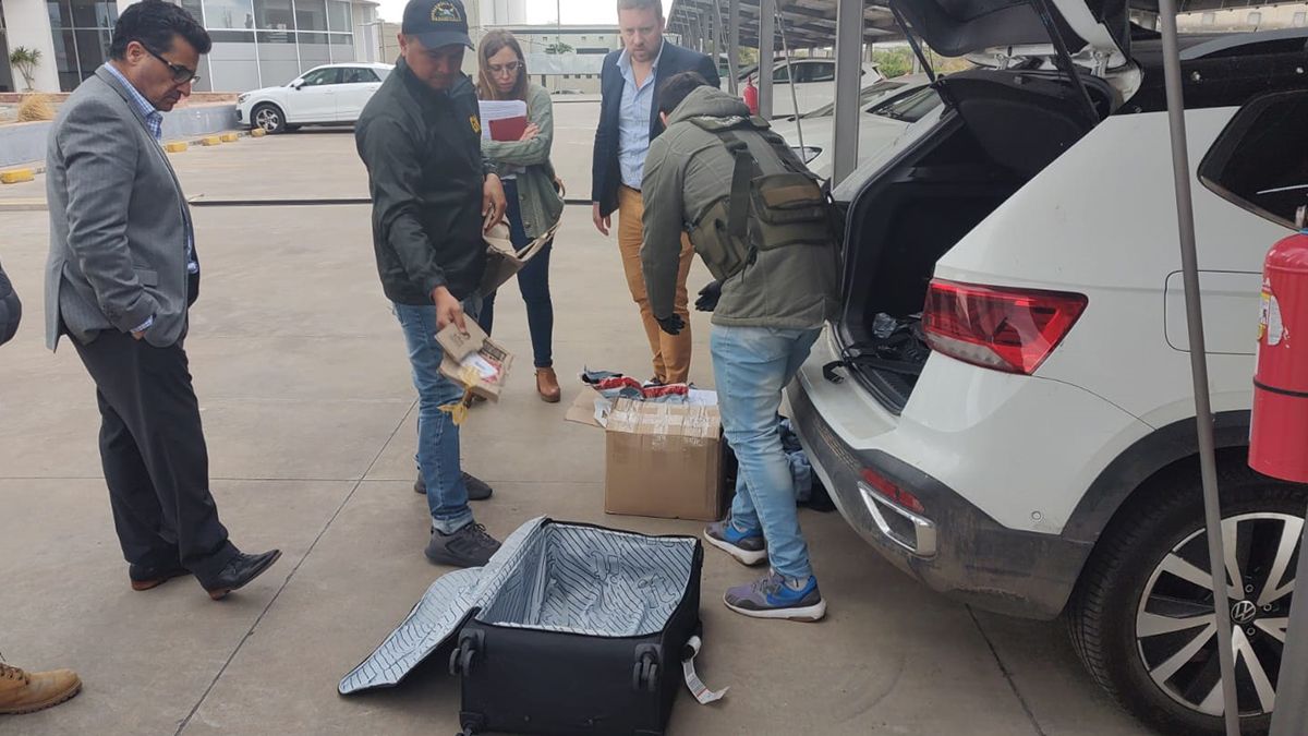El momento en que el fiscal y sus auxiliares veían como la Gendarmería encontró 16 millones de pesos en la camioneta de Benavidez.&nbsp;