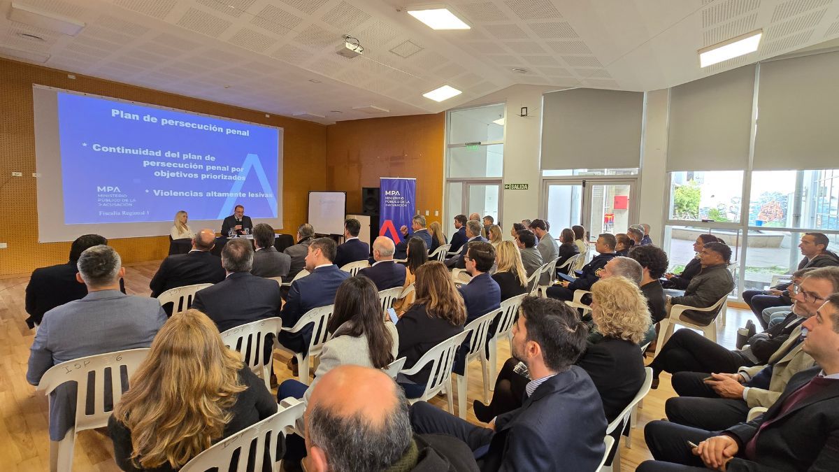 En la presentación, el fiscal regional estuvo acompañado por la fiscal general del MPA, María Cecilia Vranicich. En la presentación, el fiscal regional estuvo acompañado por la fiscal general del MPA, María Cecilia Vranicich.