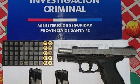 El arma de fuego fue secuestrada en uno de los tres allanamientos El arma de fuego fue secuestrada en uno de los tres allanamientos