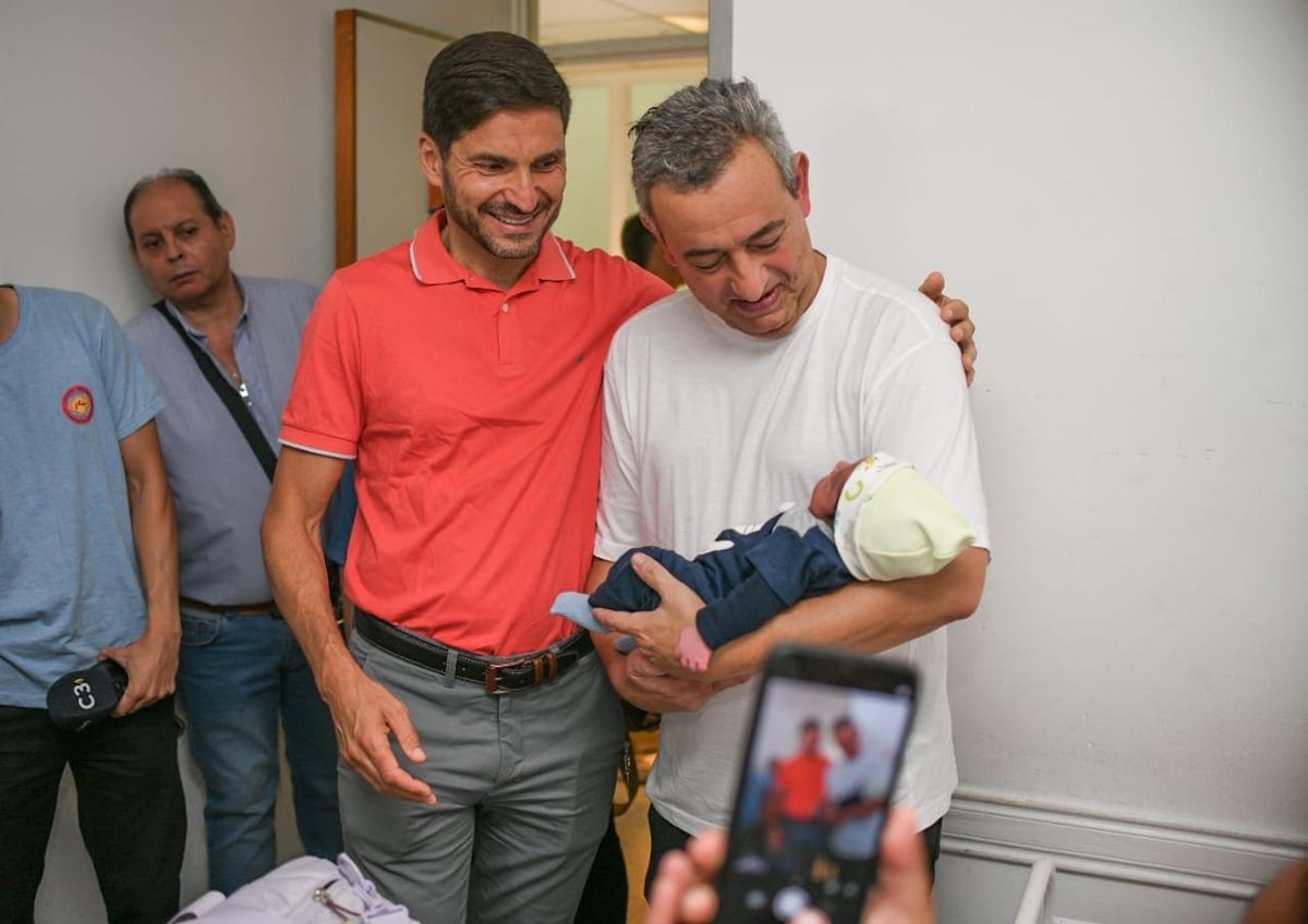 Maximiliano Pullaro y Pablo Javkin junto a Teo.