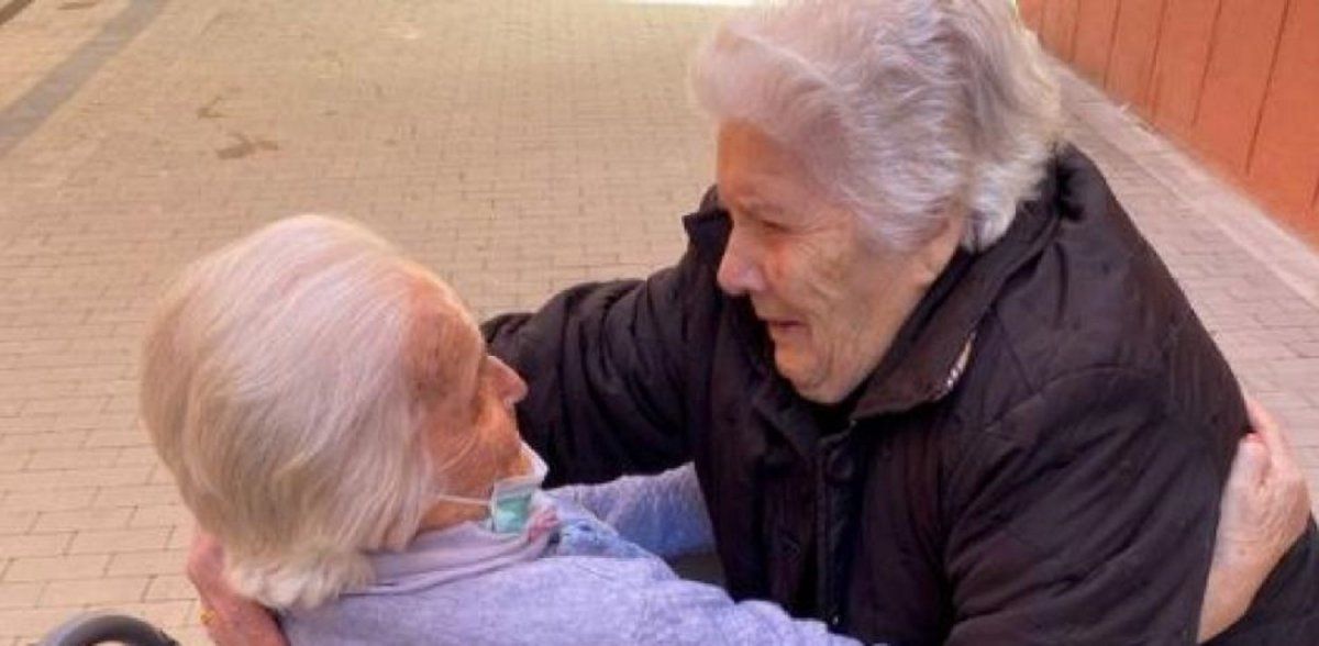 El emocionante reencuentro entre dos primas luego de estar 10 años sin verse.