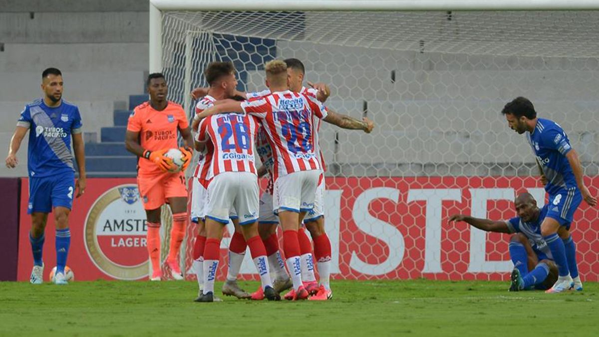 Cabrera y Márquez le dieron la victoria por 2-1 a Unión sobre Emelec para pasar a octavos de final de la Copa Sudamericana.