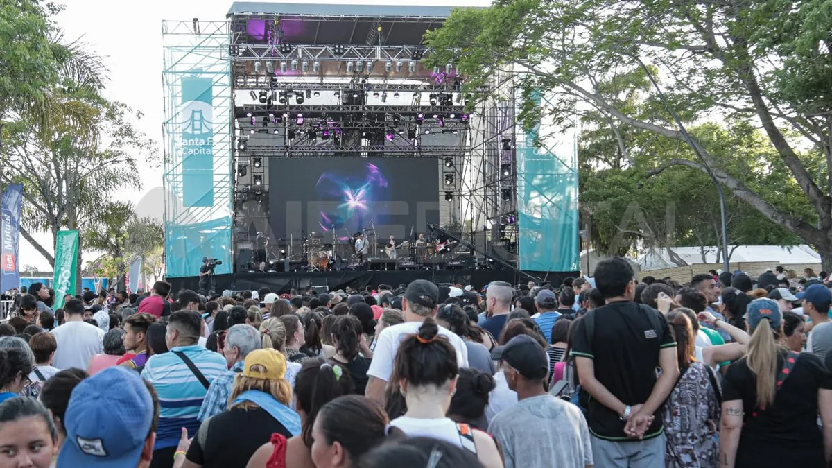 Los festejos se realizan con espectáculos musicales y stands gastronómicos, los cuales invitan a todos los santafesinos a disfrutar de un día único celebrando un aniversario más de la ciudad. Vicky Campana / Aire Digital Los festejos se realizan con espectáculos musicales y stands gastronómicos, los cuales invitan a todos los santafesinos a disfrutar de un día único celebrando un aniversario más de la ciudad. Vicky Campana / Aire Digital