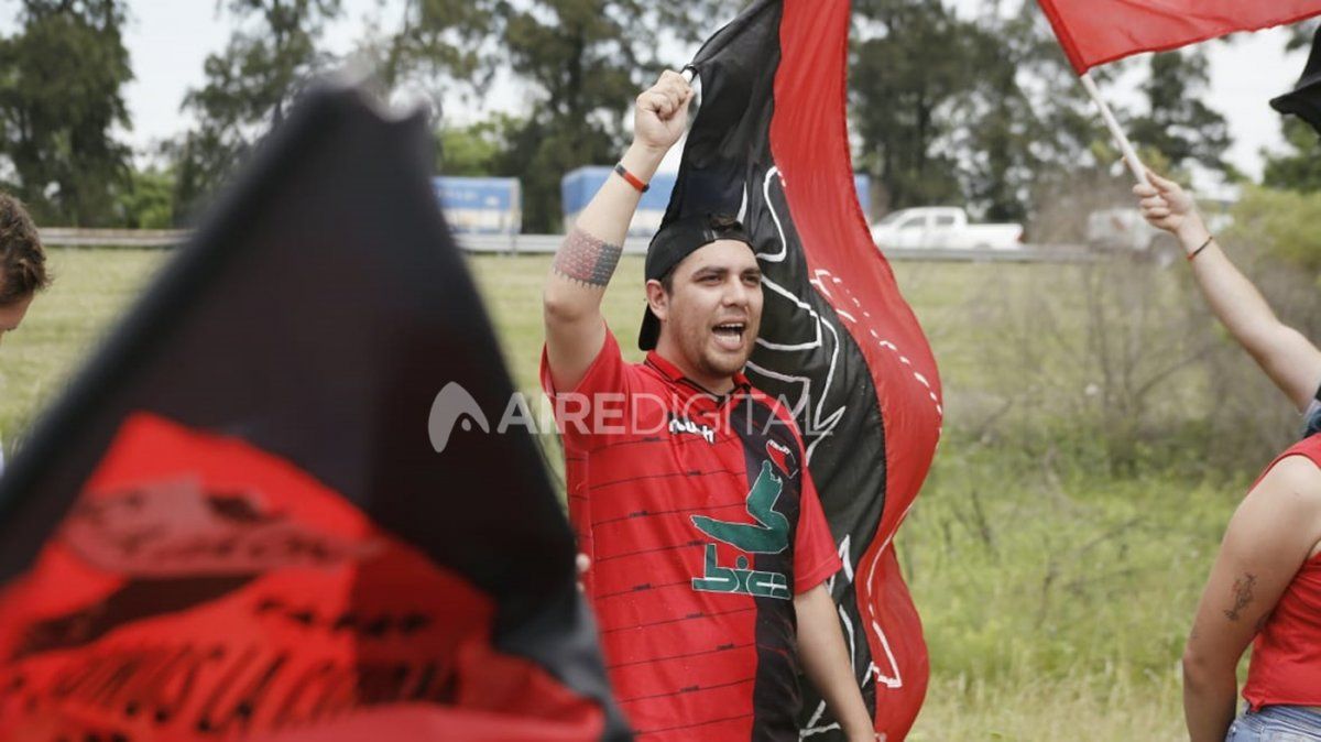 Una caravana multitudinaria acompañó a Colón rumbo al sueño de la Sudamericana