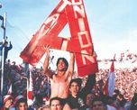 Pablo Bezombe lleva la letra A, rodeado de hinchas tatengues, que llenaron el 15 de Abril multitudinariamente tras el ascenso. Pablo Bezombe lleva la letra A, rodeado de hinchas tatengues, que llenaron el 15 de Abril multitudinariamente tras el ascenso.