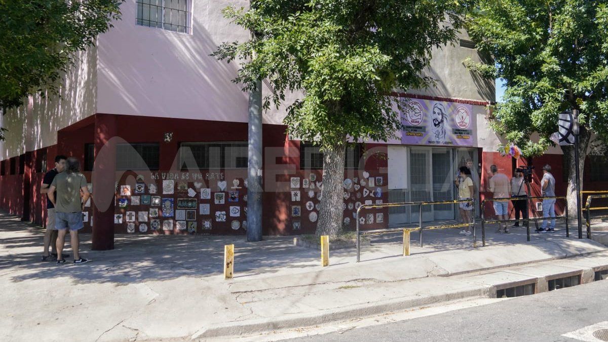 Atacaron a balazos la fachada de una escuela de Rosario y dejaron un mensaje mafioso