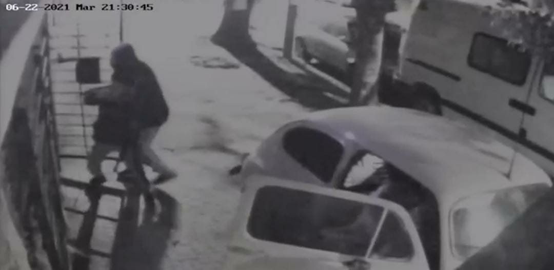 El delincuente utilizó a uno de los hijos del hombre que lo mató como escudo humano.