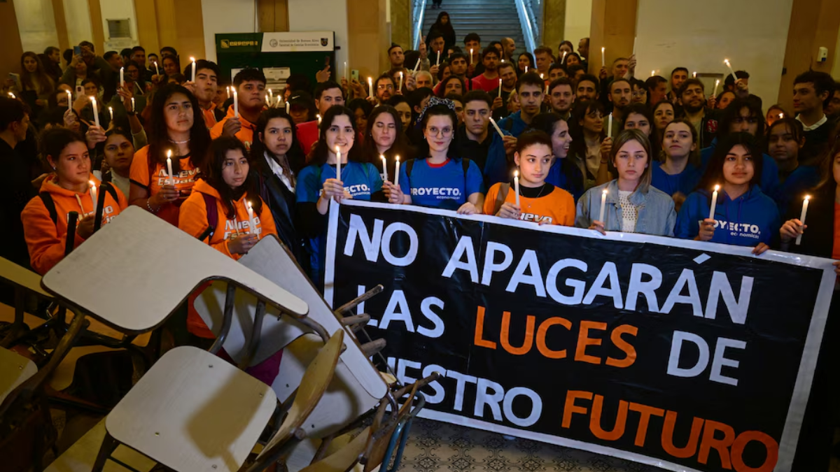 Los estudiantes de Exactas realizaron una protesta con velas (Maximiliano Luna) Los estudiantes de Exactas realizaron una protesta con velas (Maximiliano Luna)