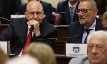 Marcos Corach (der.) escuchó el discurso de Maximiliano Pullaro junto al exgobernador, Omar Perotti. Marcos Corach (der.) escuchó el discurso de Maximiliano Pullaro junto al exgobernador, Omar Perotti.