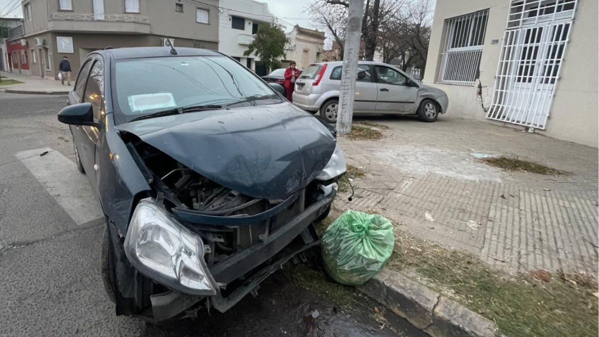 Así habían quedado los coches tras el accidente en la misma calle, el pasado 5 de junio. Así habían quedado los coches tras el accidente en la misma calle, el pasado 5 de junio.