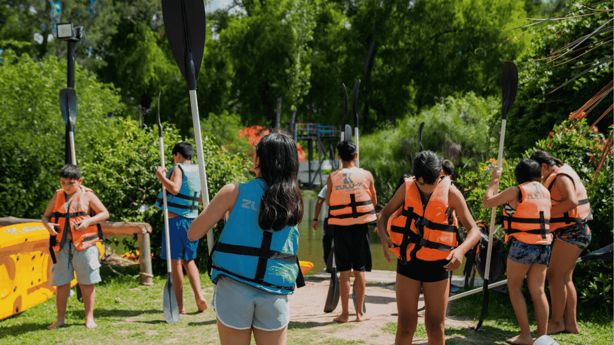 Equipos de jóvenes preparándose para su salida en kayak en Tigre. Equipos de jóvenes preparándose para su salida en kayak en Tigre.