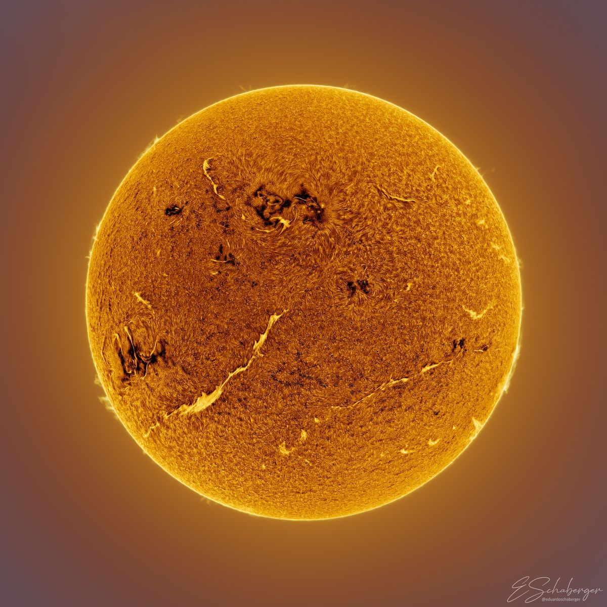 En la foto se observa un enorme filamento de más de 600.000 kilómetros de largo, casi la mitad del diámetro solar. La impresionante estructura de plasma fue visible por 7 días sobre la superficie del Sol.