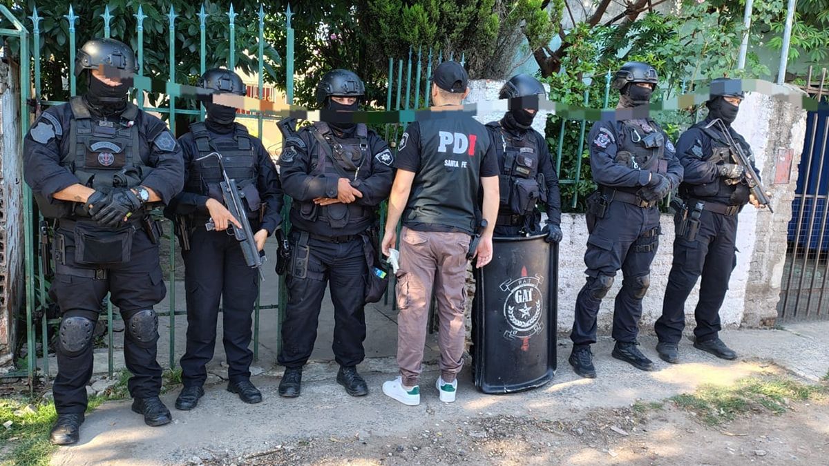 PDI hizo tres allanamientos para detener a los sospechosos y secuestrar el auto presuntamente utilizado para el robo. 