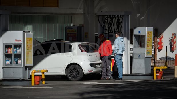 Estacioneros de las empresas privadas de combustible ratificaron que no aceptarán tarjetas de crédito.