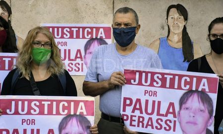 Este martes comenzaron en los tribunales de Rosario las audiencias de apelación por las condenas a Gabriel Strumia y Roxana Michl a 17 y 7 años de prisión, respectivamente por haber sido encontrados culpables del secuestro y asesinato de Paula Perassi, en 2011. Este martes comenzaron en los tribunales de Rosario las audiencias de apelación por las condenas a Gabriel Strumia y Roxana Michl a 17 y 7 años de prisión, respectivamente por haber sido encontrados culpables del secuestro y asesinato de Paula Perassi, en 2011.