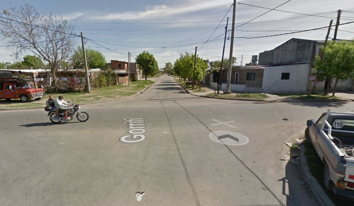 El parte policial señala que el móvil 9239 fue convocado a la zona del crimen y al llegar advirtieron la presencia de un cuerpo sin vida. El cuerpo de Fernández presentaba varias heridas de arma de fuego.