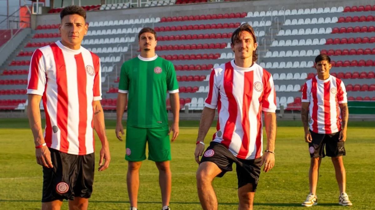 Rojiblanca a bastones la titular y verde a bastones la del arquero: así lucen las nuevas camisetas retro de Unión