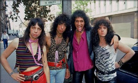 18 de septiembre de 1983 - La primera vez que Kiss se mostró sin maquillaje fue durante la presentacion de su nuevo álbum Lick It Up 18 de septiembre de 1983 - La primera vez que Kiss se mostró sin maquillaje fue durante la presentacion de su nuevo álbum Lick It Up