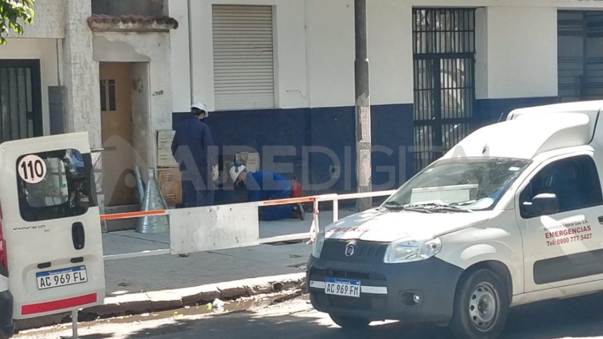 La rotura del caño se produjo cuando personal que trabajaba en la vereda perforó un caño de gas en Avenida Freyre al 2700.