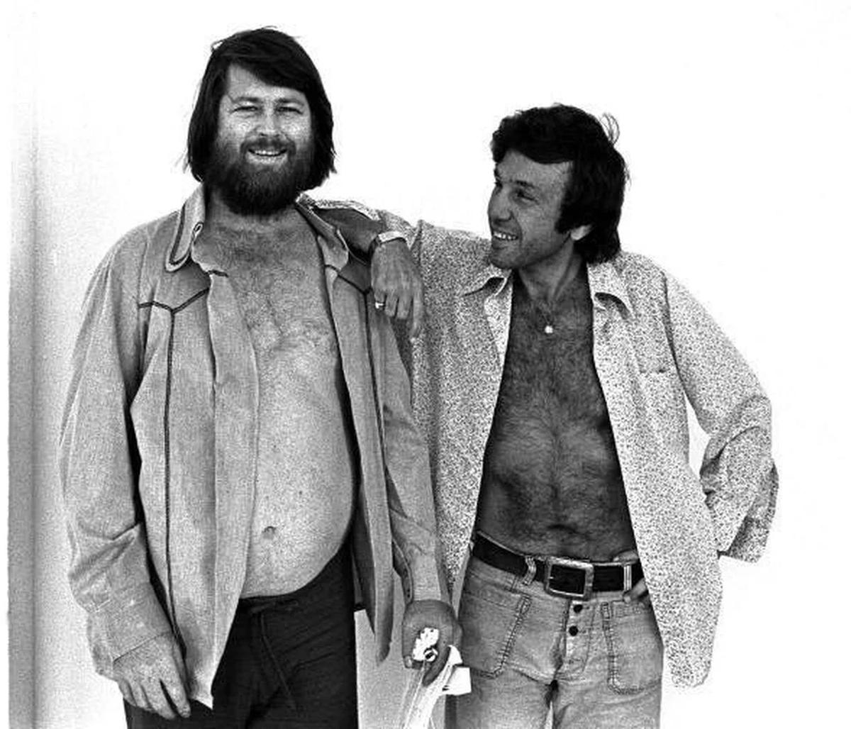 Brian Wilson (izq) junto a Eugene Landy, quien se aprovech&oacute; econ&oacute;micamente de &eacute;l durante a&ntilde;os. Su relaci&oacute;n comenz&oacute; los 70, pero durante toda la d&eacute;cada de los ochenta, el Beach Boy vivi&oacute; vigilado las 24 horas del d&iacute;a.