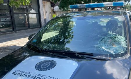 Así quedó el móvil más dañado tras el operativo en barrio Coronel Dorrego. Así quedó el móvil más dañado tras el operativo en barrio Coronel Dorrego.