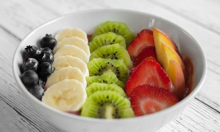 Las frutas aportan fibra, vitaminas, carbohidratos de absorción lenta y un gran número de otros fitoquímicos relevantes para la salud. Las frutas aportan fibra, vitaminas, carbohidratos de absorción lenta y un gran número de otros fitoquímicos relevantes para la salud.